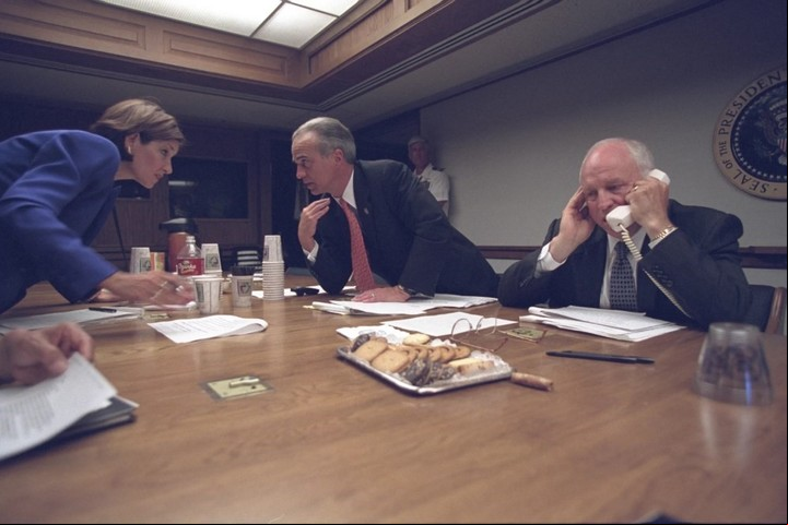 Según el libro de 2008 "Test by Fire: The War Presidency of George W. Bush· de Robert Swansbrough, los agentes del Servicio Secreto "literalmente levantaron y cargaron" al vicepresidente Dick Cheney hasta el búnker.