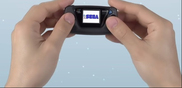 Sega revive la Game Gear, pero en un tamaño tan "micro" que nadie entiende bien cómo usarla