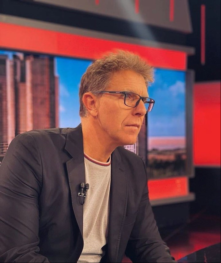 Alejandro Fantino, look intelectual en "Fantino a la tarde", su ciclo en las tardes de América.