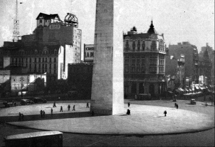 Histórica. El chaleco del Obelisco, con el cartel de la mueblería de su dueño. Archivo Clarín