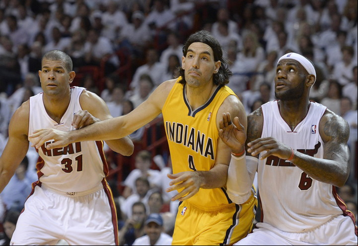 Luis Scola ante LeBron James en la final de Conferencia 2014 de la NBA. Foto EFE