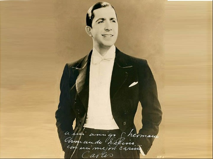 Se cuenta que al otro día del show, el príncipe se
quiso sacar una foto con Gardel y los músicos. Y
el Zorzal siguió "apoliyando". Foto Archivo Clarín