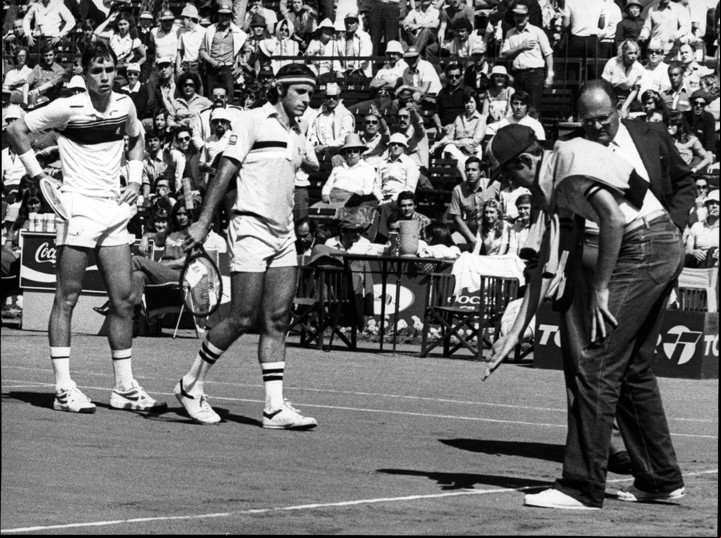 Ivan Lendl y Guillermo Vilas, en el segundo punto de la serie. El primer golpe del checo.