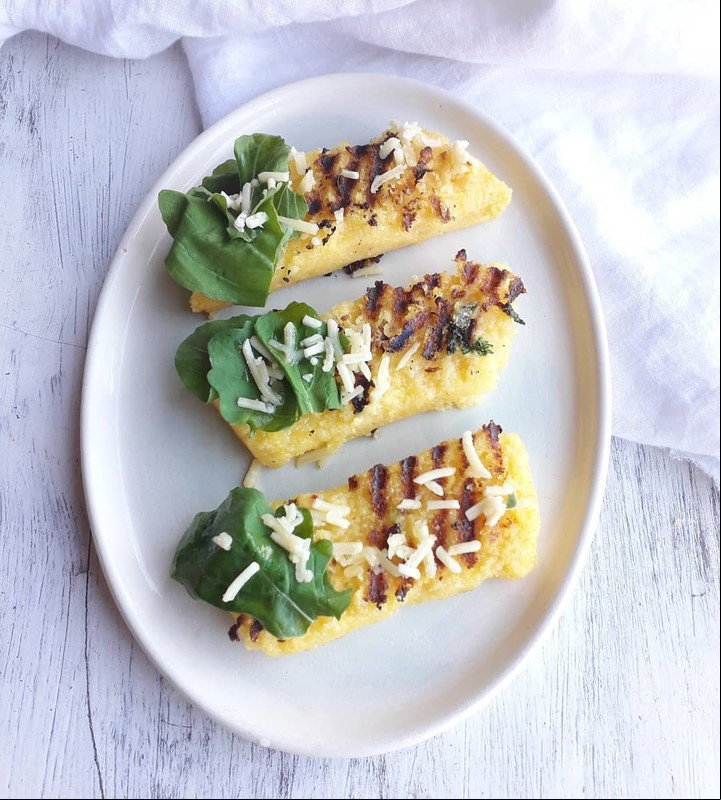 Bruschetta de polenta (@aldigutierrezcocina)