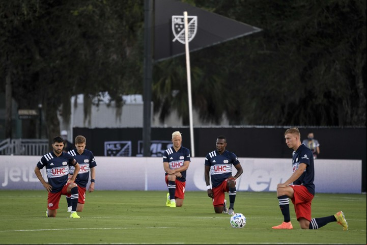Los futbolistas de New England Revolution y el homenaje a las víctimas de racismo y violencia policial. AFP