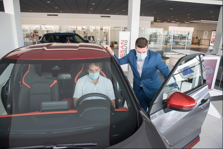 Los compradores a veces se fijan sólo en la cuota inicial y firman, sin conciencia de que a futuro podría variar fuerte. Foto: EFE.