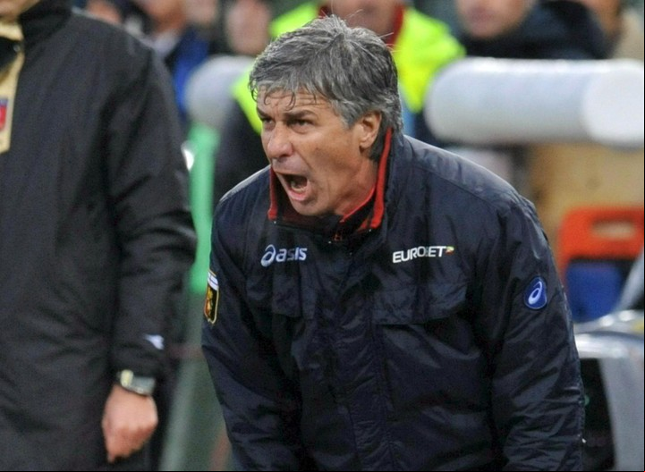 Como DT del Genoa ascendió a la Serie A y llegó hasta la Europa League entre 2006 y 2010. EFE