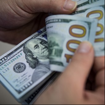 Dólares a $980: qué podés comprar al valor oficial y sin recargos, pese al cepo