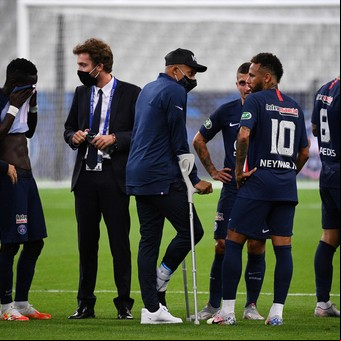 Insólito: Kyllian Mbappé terminó en muletas por el patadón de un rival que vio la roja y se retiró del fútbol