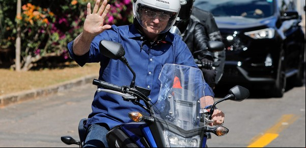 Coronavirus en Brasil: Jair Bolsonaro dijo que no será obligatorio darse la vacuna y lo acusaron de "irresponsable"