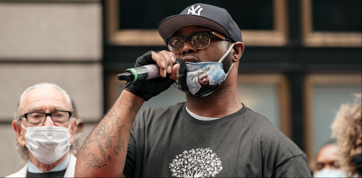 Terrence Floyd, hermano de George Floyd, habla durante una movilización en Nueva York para exigir el cese de la brutalidad policial.