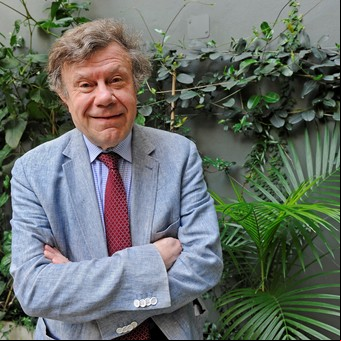 Roger Chartier: "Debemos preservar la sorpresa, el descubrimiento, la experiencia de entrar en una librería y salir con un libro impensado"