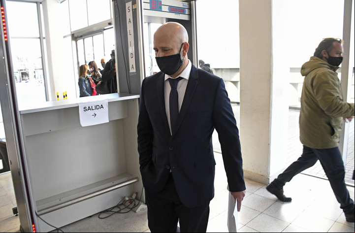 El ex fiscal general de Rosario Patricio Serjal entra al Centro de Justicia Penal para asistir a la audiencia de la que saldría detenido. Foto Juan José García