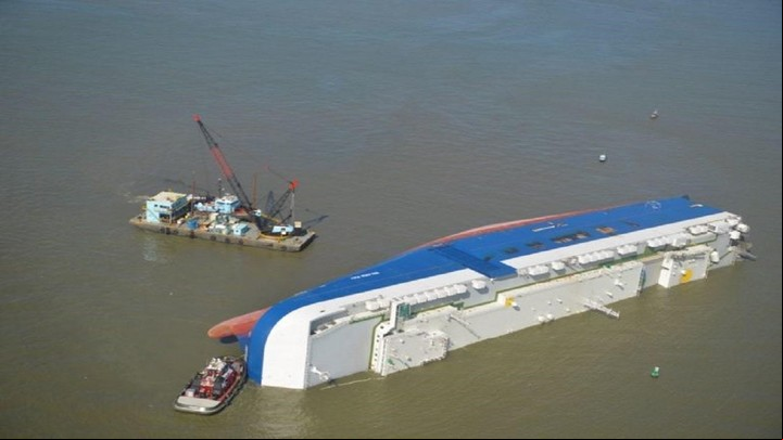 MV Golden Ray encallado con más de 4.000 autos adentro.