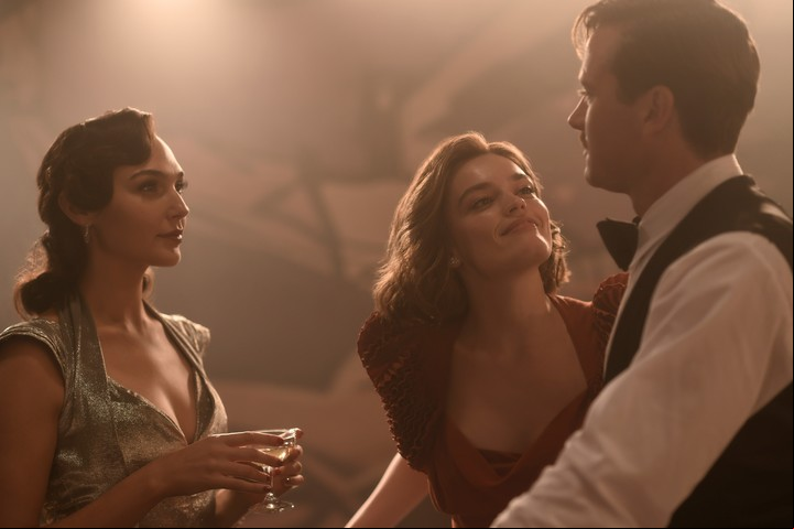 El trío. Gadot, Emma Mackey y Hammer. La película, como la novela de Agatha Christie, se ambienta a fines de los años '30. Foto Disney