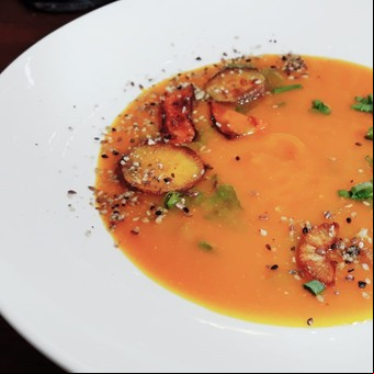 Sopa crema con verduras grilladas