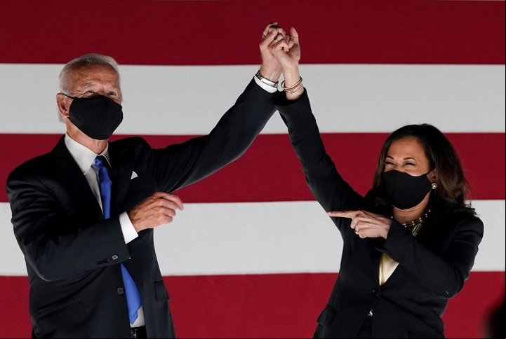 Joe Biden y la senadora y candidata demócrata a la vicepresidencia Kamala Harris celebran la nominación presidencial demócrata. Foto REUTERS/Kevin Lamarque