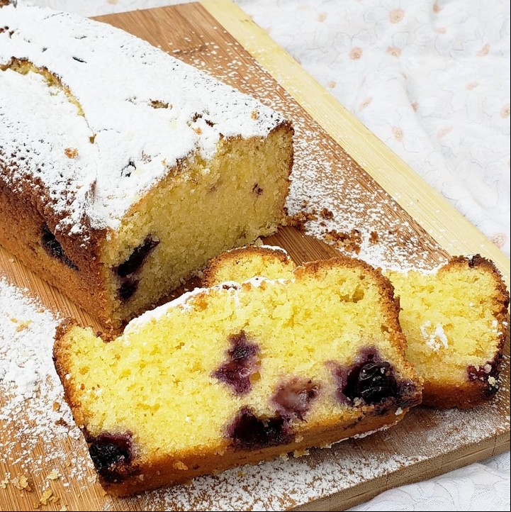 Receta de budín de limón y arándanos. Foto @myvpasteleriacasera.