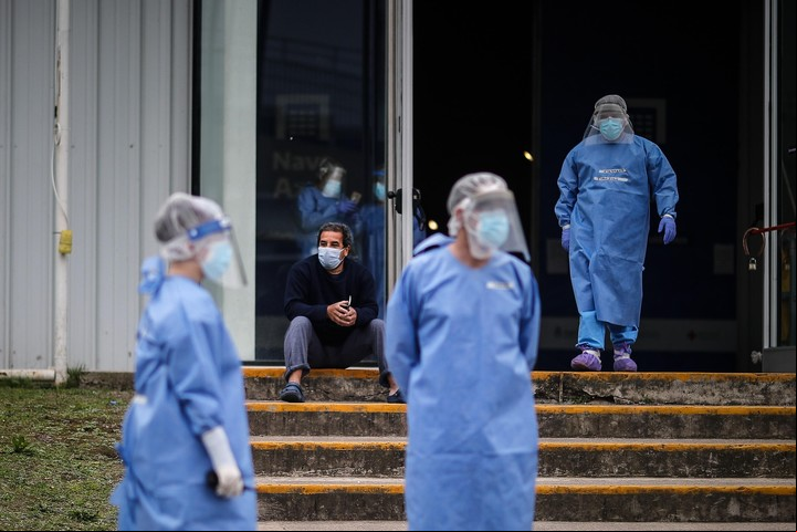 Médicos en el centro de aislamiento de Tecnópolis, en agosto de 2020. Foto: EFE