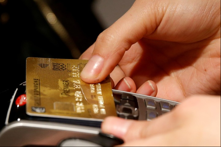 Al realizar una compra con la tarjeta de débito o crédito se puede dar la fe de vida en algunas entidades bancarias . Foto: Archivo