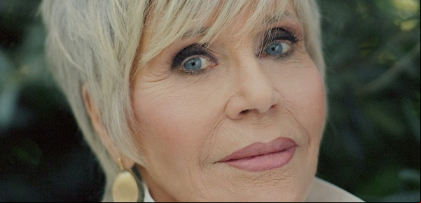 Jane Fonda, una guerrera de la ecología con un abrigo rojo