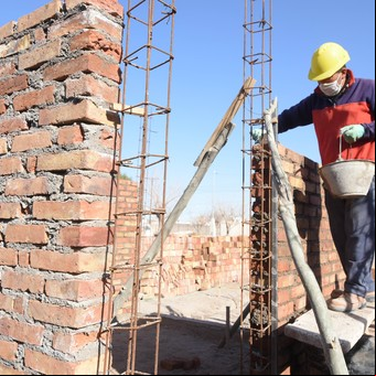 Construir una casa en el terreno de los padres: de quién es la vivienda y qué pasa si se quiere vender