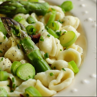 Ensalada de espárragos y orechiette
