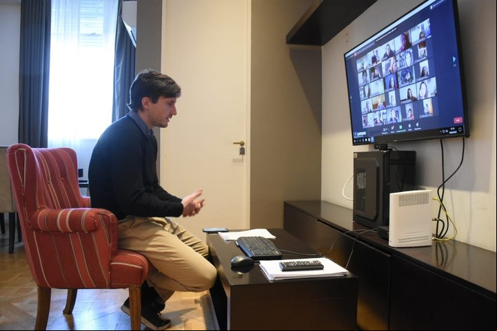 El intendente Lucas Ghi presentó el programa "Menstruar" en una conferencia online.