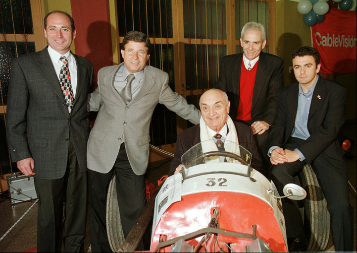 Oscar Larrauri, junto a Miguel Ángel Guerra y Esteban Tuero, en un homenaje a José Froilán González.
Foto Archivo Clarín