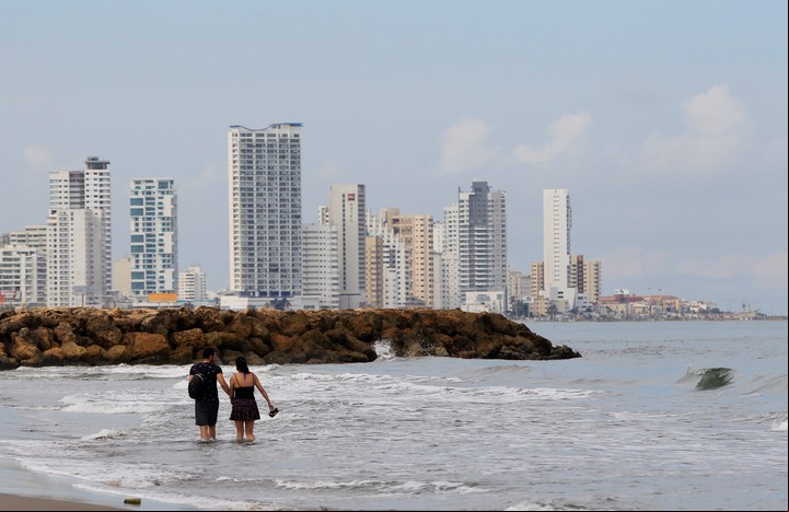 Una pareja camina en una playa de Cartagena de Indias, Colombia. (Foto: EFE)