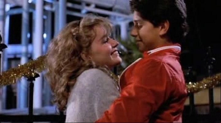 Shue y Macchio en una escena romántica.