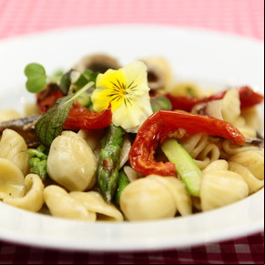 Espárragos con pasta y anchoas