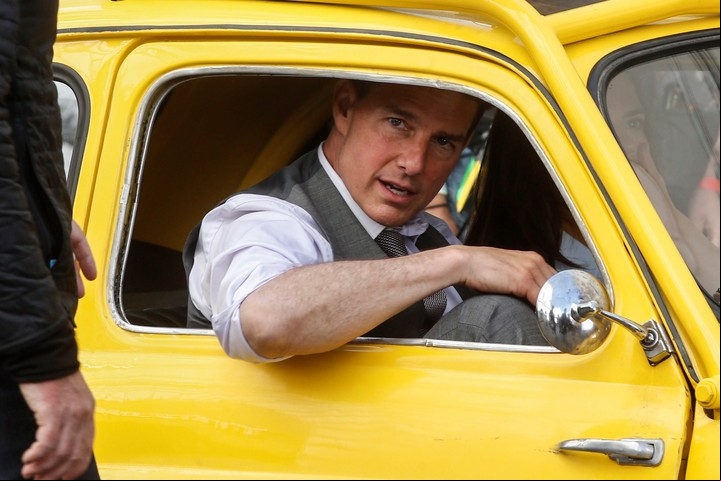 Fue en octubre de 2020, en plena pandemia, cuando Tom Cruise rodó, en Roma, parte del filme. aquí, con el Fitito amarillo. Foto EFE