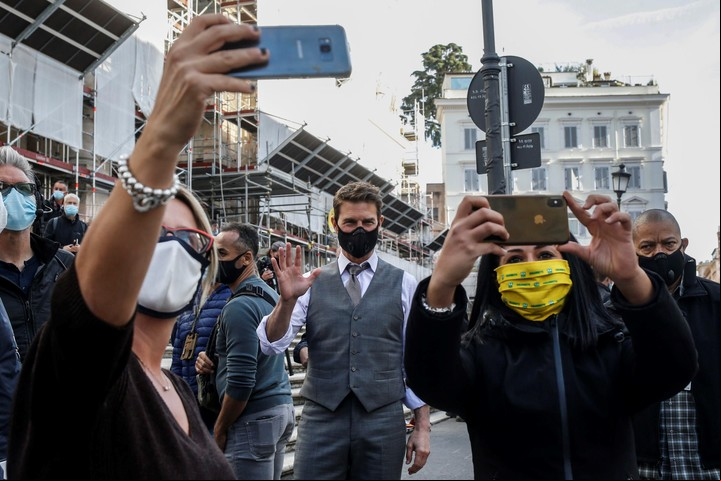Tom Cruise dice que la industria del cine está atenta a lo que sucede con el rodaje de "Misión imposible 7", y apuntó a la protección de los puestos de trabajo. /Foto EFE/EPA/FABIO FRUSTACI