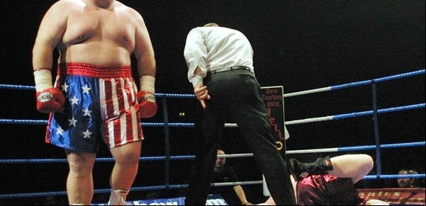 Butterbean, el excéntrico fenómeno que ganó millones, noqueó a un árbitro, atrajo multitudes y ahora no sale de su pueblo
