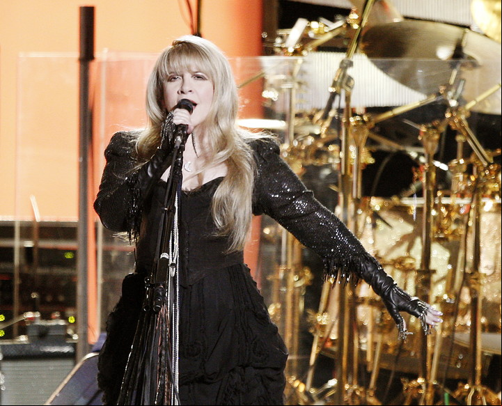 Stevie Nicks dice que el derecho al aborto fue una pelea de su generación, y que si Donald Trump resulta reelecto presidente de los Estados Unidos, hay riesgo de que las mujeres sean forzadas a abortar de manera clandestina. /Foto Kevin Winter/Getty Images/AFP
