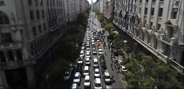 D: dron por Mariano Llinás
