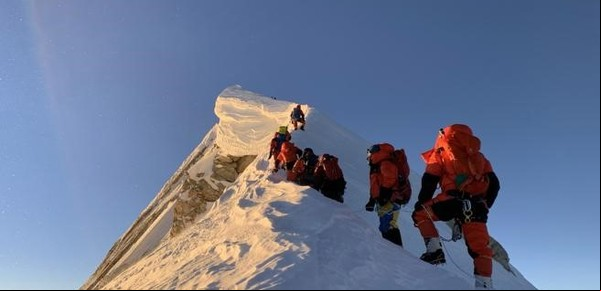 No dejaban que nadie escalara en el Himalaya, hasta que aparecieron dos príncipes y armaron una millonaria expedición de lujo