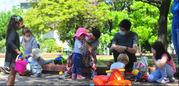 El jardín al aire libre de plaza Armenia: un espacio "salvador" para chicos y padres, que hoy miran de reojo la vuelta a clases