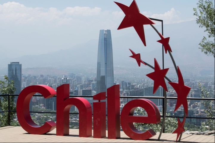 Una buena época para una escapada de compras a Santiago de Chile. Foto EFE/Alberto Valdés