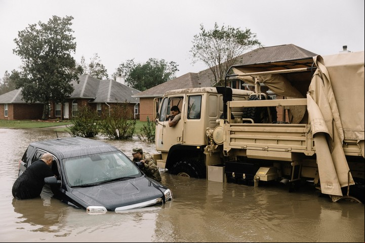 de la Guardia Nacional de Florida ayudan a los residentes después de que el huracán Sally . Foto William Widmer/The New York Times.