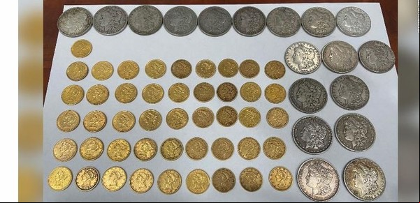 Se mudan a una casa nueva y encuentran valiosas monedas de oro y plata en el cajón de un armario