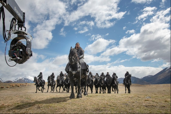A Böri Khan (Jason Scot Lee) lo acompañan asesinos secuaces. Son, en verdad, jinetes expertos de Mongolia y Kazajistán. FOTO: DISNEY