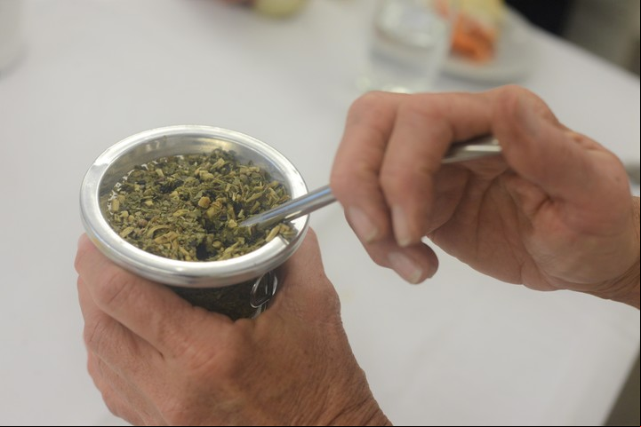 La bombilla del mate compartida desconcierta a los extranjeros. Foto: Luciano Thieberger.