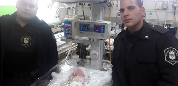 Un policía de Almirante Brown ayudó a que naciera una beba y se anotó para adoptar a otra que apareció abandonada