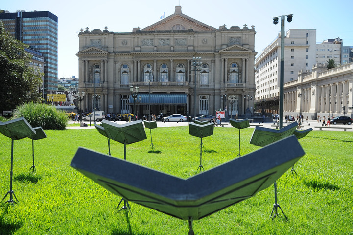 El Teatro Colón, visto desde Plaza Lavalle. Hoy es uno de los símbolos culturales más importantes de Buenos Aires.
Foto Juano Tesone.