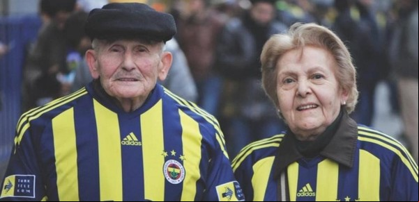 El emotivo homenaje post mortem del Fenerbahce de Turquía a sus dos hinchas más fieles