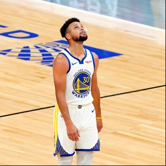 NBA: récord de Stephen Curry y otra derrota de Milwaukee en un domingo de súper acción