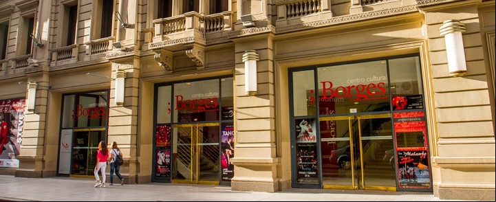 La entrada del Centro Cultural Borges. En el centro de Buenos Aires.
