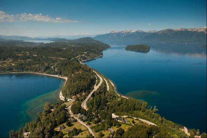 La ruta de los Siete Lagos se estiende por más de 100 km.